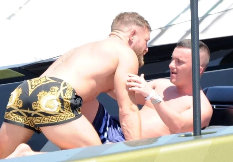 Što to McGregor, pobogu, radi? Kamera uhvatila ludog Conora na brodu u vrućem klinču s drugim muškarcem