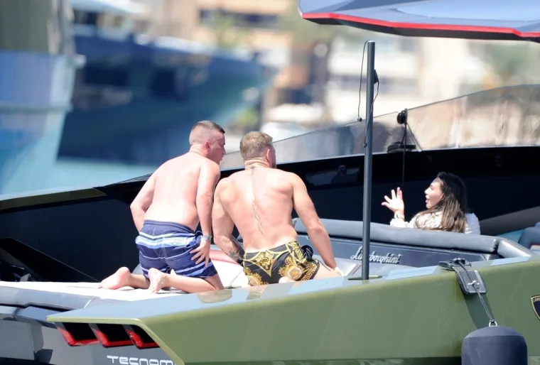 Što to McGregor, pobogu, radi? Kamera uhvatila ludog Conora na brodu u vrućem klinču s drugim muškarcem