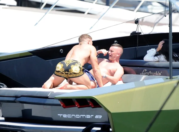 &Scaron;to to McGregor, pobogu, radi? Kamera uhvatila ludog Conora na brodu u vrućem klinču s drugim mu&scaron;karcem