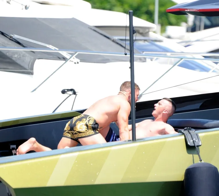 &Scaron;to to McGregor, pobogu, radi? Kamera uhvatila ludog Conora na brodu u vrućem klinču s drugim mu&scaron;karcem