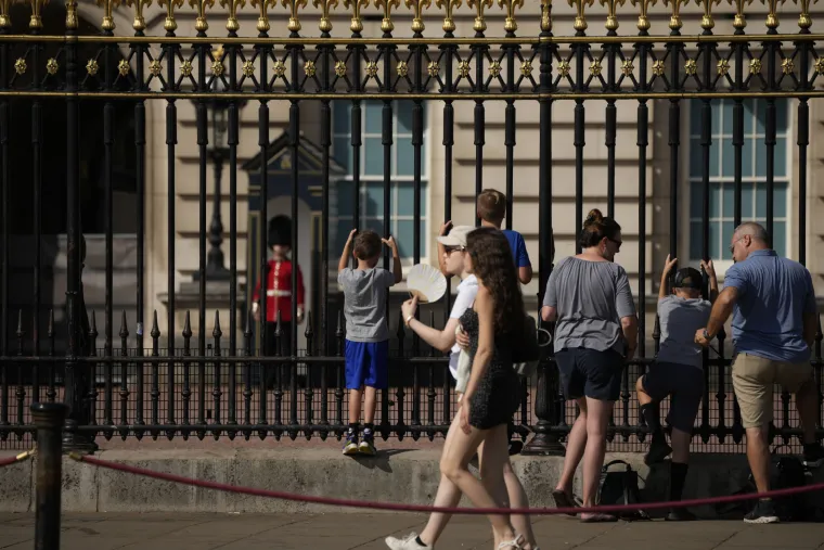 Rekordne vrućine u Britaniji: Živa u termometru će se popeti i do 41 stupanj, traži se spas od visokih temperatura