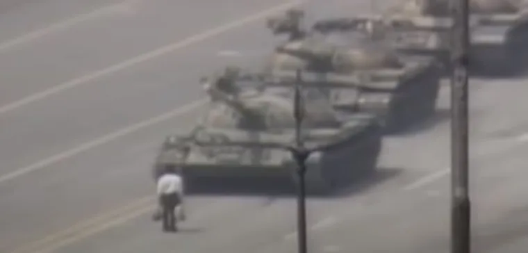  Čovjek ispred tenka na Tiananmenu: Tijekom čuvenog prosvjeda 1989. na trgu Tiananmen u Kini, čovjek je stao ispred tenkova kako bi izbjegao njihovo napredovanje. Mnogi ljudi govore  da se sjećaju muškarca koji je pregažen. Međutim, u svjetski poznatom videu zabilježeno je da se takvo što nikada nije dogodilo.