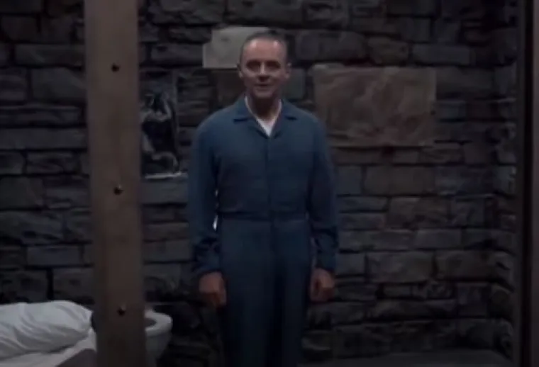 &apos;Zdravo, Clarice&apos;: Prođu li vas trnci  svaki put kad pomislite na Anthonyja Hopkinsa kao Hanibala Lectora u filmu Utihnu jaganjci? U kultnoj sceni, Hopkins pozdravlja Jodie Foster koja glumi Clarice. Neki ljudi se kunu da je on pozdravlja sa &quot;Zdravo, Clarice&quot;, ali zapravo, on jednostavno kaže, &quot;Dobro jutro&quot;. Ipak., podloga za uvjerenje da kaže &apos;Zdravo, Clarice&apos; seže od trailera za nastavak filma, Hanibal, u kojem u istoj sceni kaže upravo &apos;Zdravo Clarice&apos;, iako u potpuno drugim okolnostima.