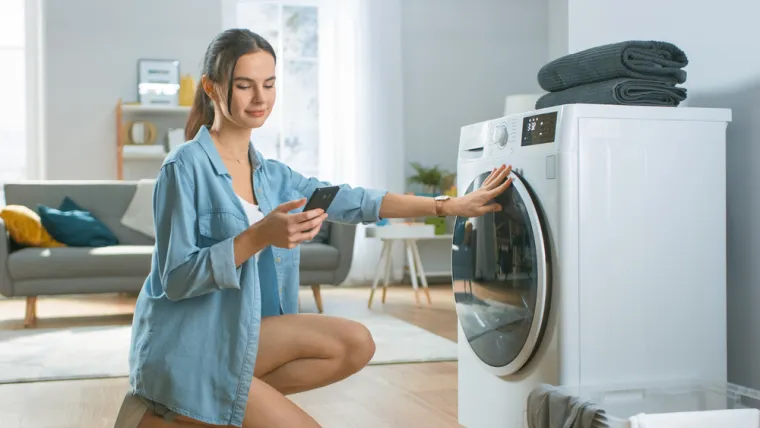 3. Drugi najveći potrošač energije je perilica rublja. Koristan je savjet da se traže perilice koje imaju opciju prilagodbe potrošnje vode jer tako štede i električnu energiju. Pranje na visokim temperaturama je bolje izbjegavati. Recimo pranje na 95 stupnjeva je nepotrebno. Današnji deterdženti za rublje uklanjaju mrlje na temperaturama od 30 ili 40 stupnjeva, a samo za iznimno prljavo rublje perilicu se može podesiti na maksimalno 60 stupnjeva. Smanjenje temperature pri pranju rublja smanjuje i potrošnju električne energije za trećinu.