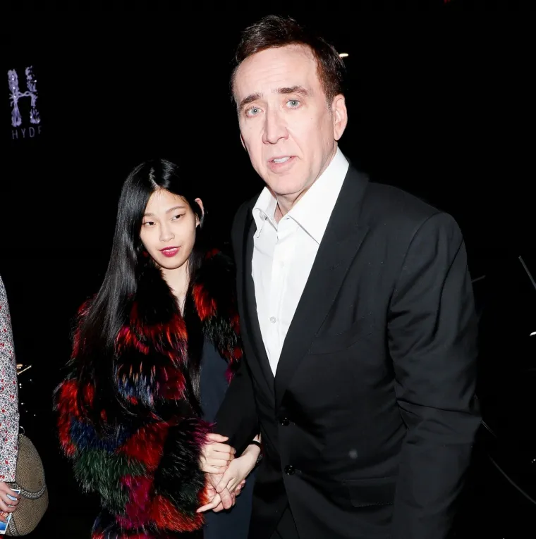 3. Nicolas Cage i Riko Shibata: Glumac se oženio s djevojkom Riko Shibata u Las Vegasu 16. veljače 2021. To mu je peti brak i drugo vjenčanje u Vegasu. Bilo je to intimno vjenčanje u hotelu Wynn u Las Vegasu. Ceremonija je održana 16. veljače u čast rođendana mladoženjinog pokojnog oca.
