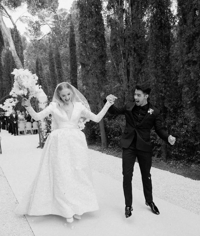 4. Joe Jonas i Sophie Turner: Nakon dodjele Billboard Music Awardsa 2019. u Las Vegasu 1. svibnja, zvijezde su iznenadile sve rekavši &quot;Da&quot; u kapelici L&apos;Amour unutar kapele. Pjevačeva braća su bila nazočna, Elvisov imitator je bio prisutan, nastupili su Dan + Shay. Par je nakon vjenčanja u Vegasu održao veću ceremoniju u dvorcu u Francuskoj mjesec dana kasnije.