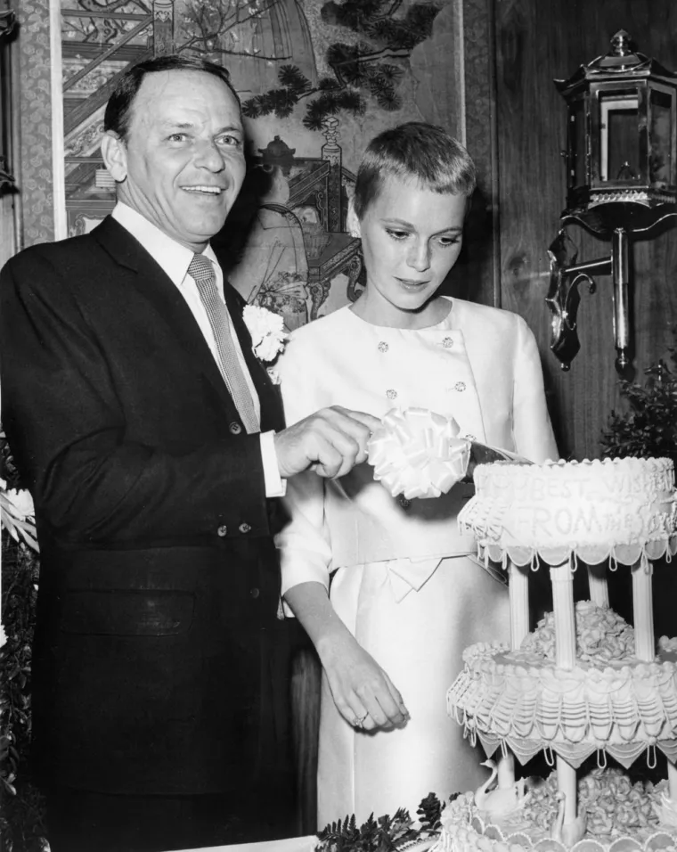 5. Frank Sinatra i Mia Farrow: Njih dvoje su se upoznali kada je Farrow imala 19, a Sinatra 48. Unatoč razlici u godinama, par se vjenčao u hotelu The Sands u Las Vegasu 1966., no brak je raskinut dvije godine kasnije nakon što je Sinatra glumici poslao papire za razvod na snimanju filma Rosemaryna beba, prema Vanity Fairu.