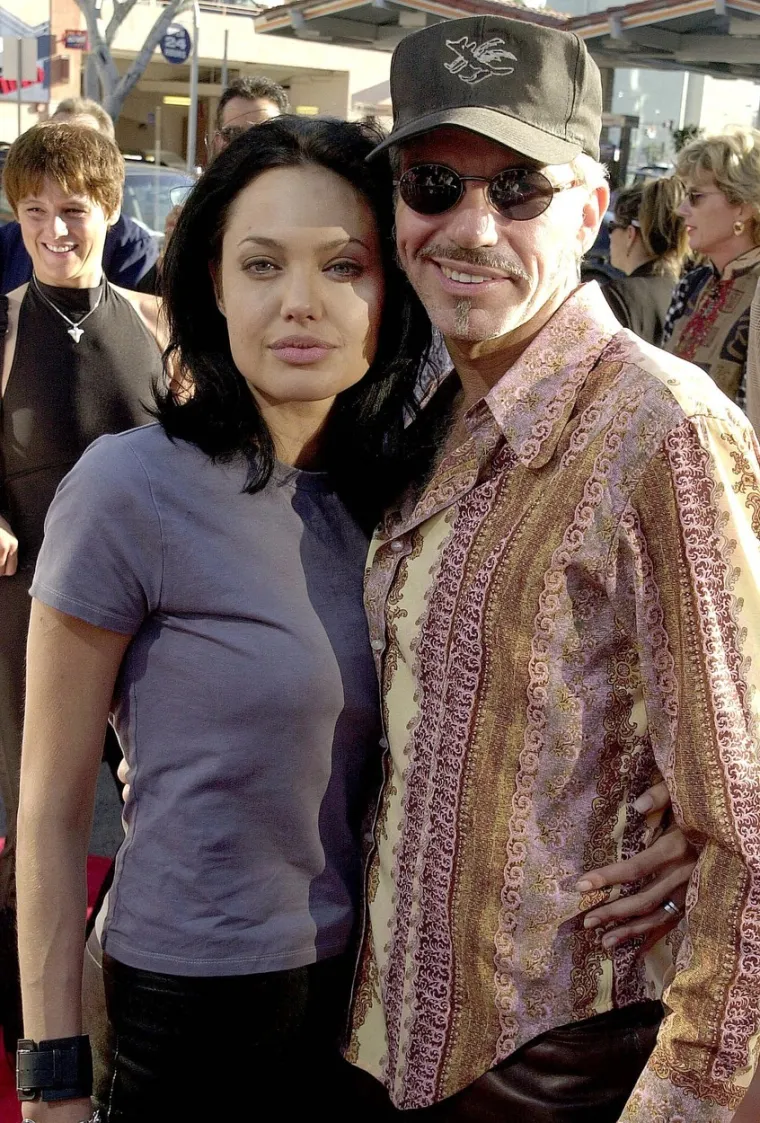 13. Angelina Jolie i Billy Bob Thornton: Jedan od najozloglašenijih holivudskih parova vjenčao se u Vegasu 2000. nakon što su hodali kratko vrijeme. Brak je trajao tri godine, a 2018. Thornton je otkrio zašto. &quot;Jednostavno smo imali različite stilove života. Njen je globalni stil života, a moj je agorafobičan stil života&quot;, rekao je uz smijeh u podcastu HFPA u razgovoru. &quot;Dakle, to je stvarno, to je jedini razlog zašto vjerojatno još nismo zajedno, možda. Postojao je drugačiji put u životu kojim smo željeli ići.&quot;