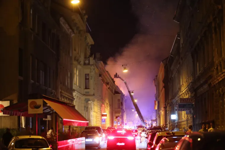 Napeta večer u metropoli: Ove fotografije otkrivaju borbu vatrogasaca s vatrenom stihijom