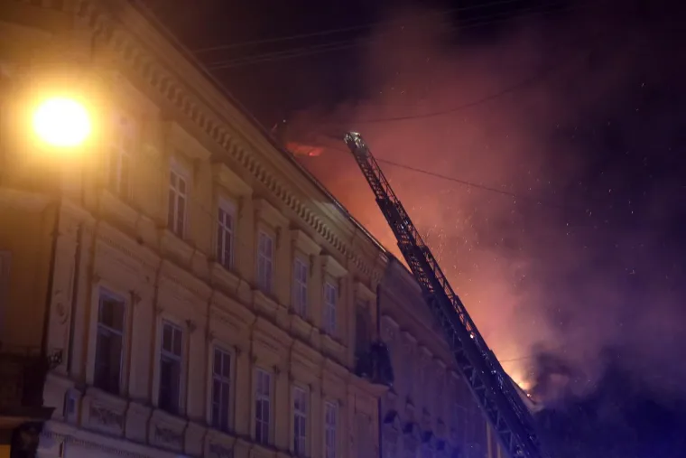 Napeta večer u metropoli: Ove fotografije otkrivaju borbu vatrogasaca s vatrenom stihijom