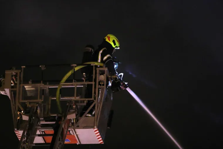 Napeta večer u metropoli: Ove fotografije otkrivaju borbu vatrogasaca s vatrenom stihijom