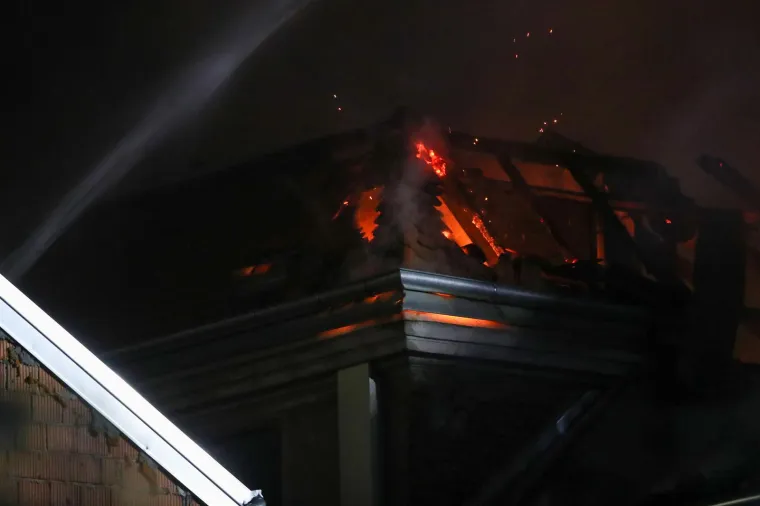 Napeta večer u metropoli: Ove fotografije otkrivaju borbu vatrogasaca s vatrenom stihijom