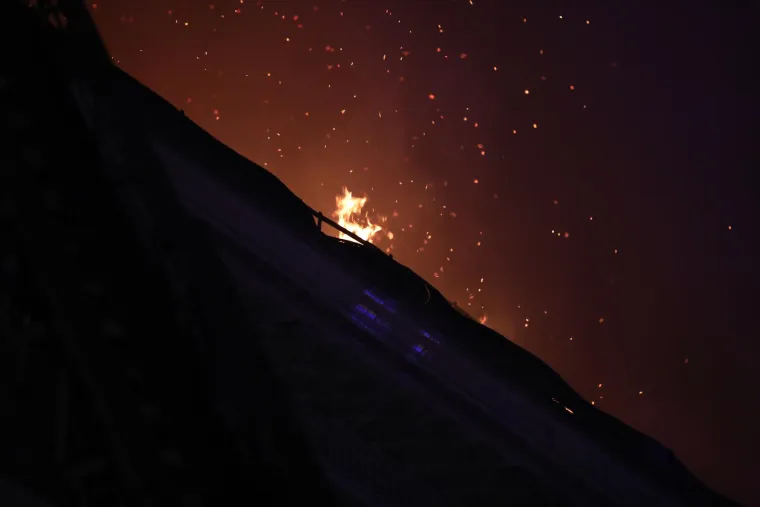 Napeta večer u metropoli: Ove fotografije otkrivaju borbu vatrogasaca s vatrenom stihijom