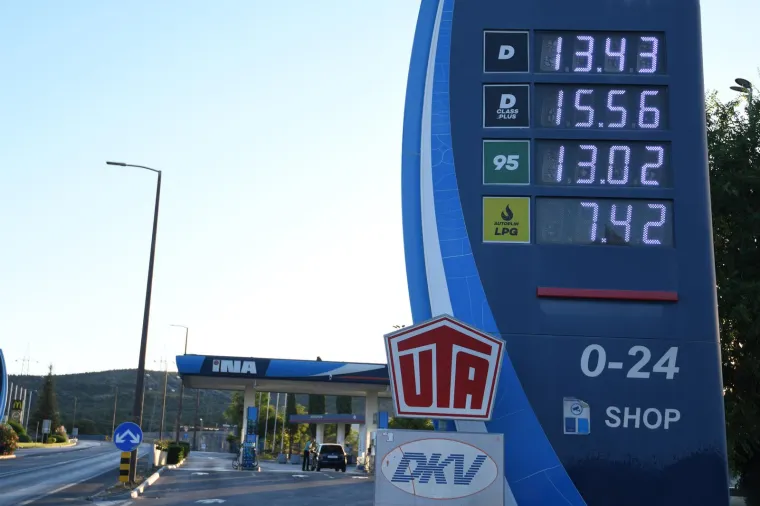 Eurosuper je od danas jeftiniji za gotovo pola kune po litri.