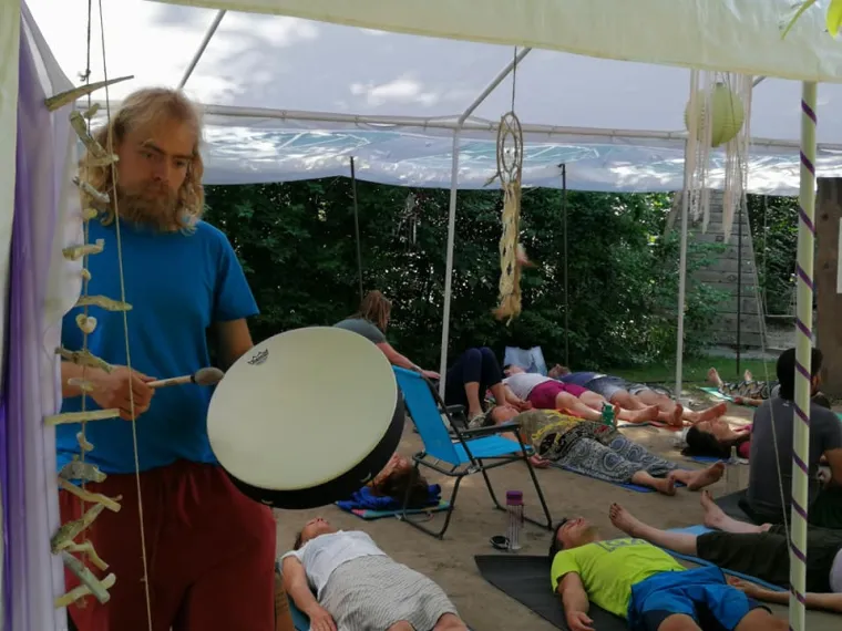 &quot;Za skejtbord mi se zabio kamen, odletio sam s njega i udario glavom u asfalt, pa sam na kraju ostao bez svijesti i probudio se u kolima hitne pomoći (smijeh). Na kraju mi ​​je to bila jasna poruka da prestanem zaj**avati&quot;, kaže Jan te objašnjava da se na njegovim terapijama uvijek okupljaju ljudi koji imaju slične stvari za riješiti u određenoj situaciji ili trebaju podršku...