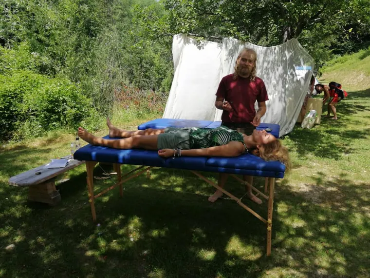 &quot;Zvuk omogućuje otvaranje stanica, otvaranje stanične memorije i stare neizražene emocije ili traume, koje još nisu oslobođene,  mogu izaći na površinu&quot;, objasnio je Jan za časopis.