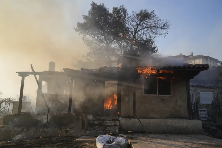 Katastrofa kod Atene! Ogroman požar guta sve pred sobom, izgorjele kuće, evakuirana bolnica