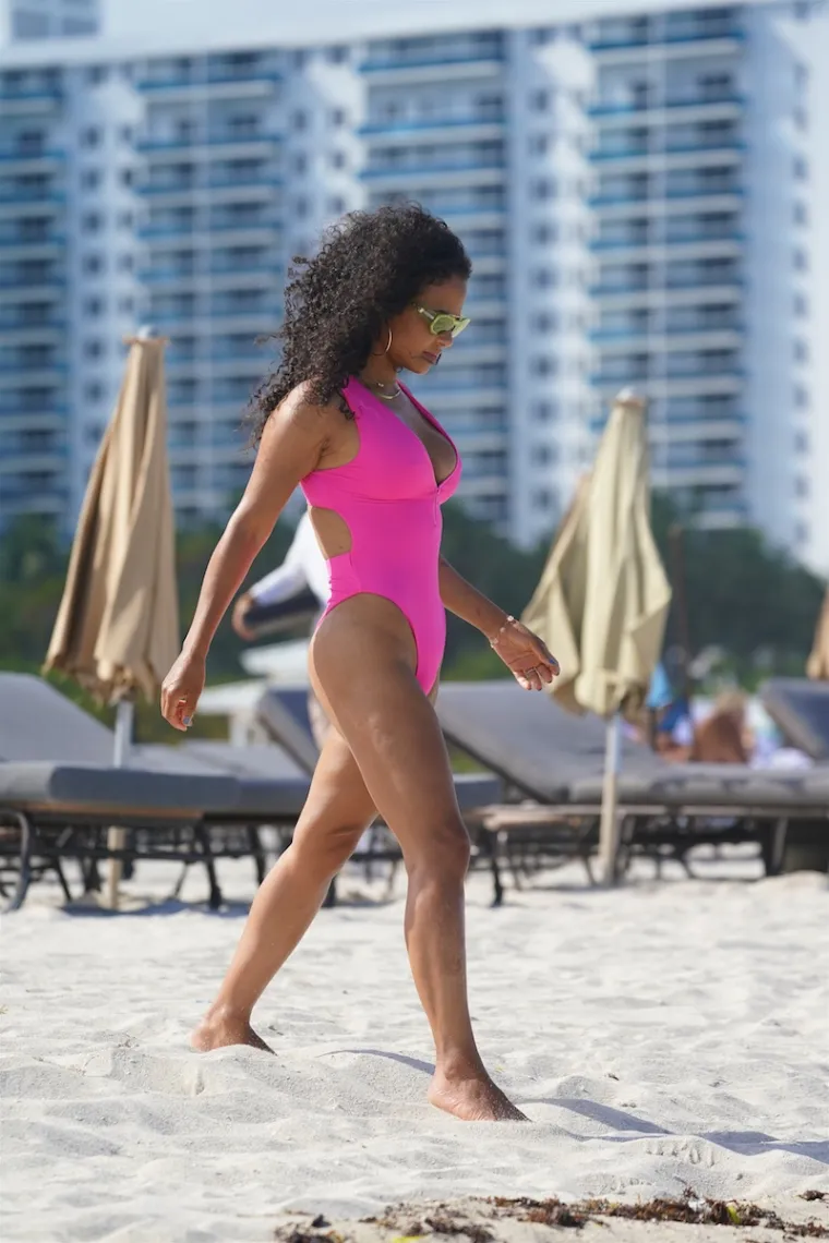 Jasno je koja se boja nosi ovog ljeta čim vidite slavne ljepotice na plaži: Evo inspiracije ako tražite idealan badić