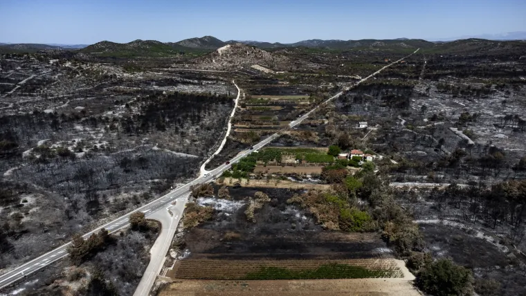Spaljena zemlja: Fotografije iz zraka katastrofalnih posljedica velikog požara u Zatonu i Raslini
