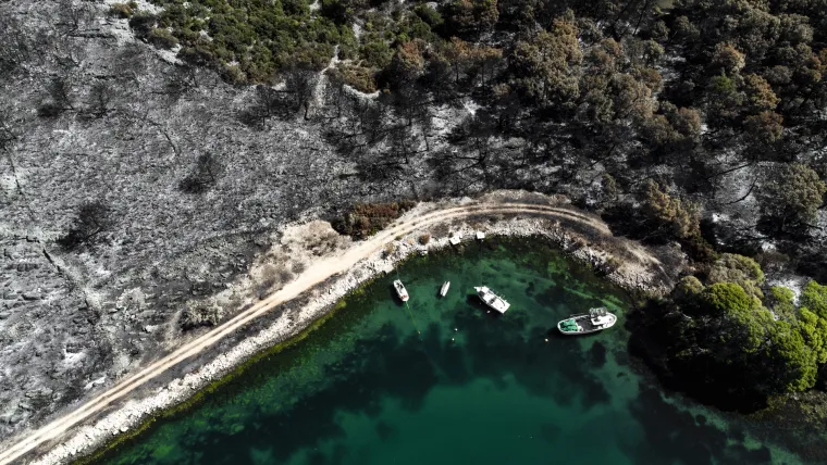 Spaljena zemlja: Fotografije iz zraka katastrofalnih posljedica velikog požara u Zatonu i Raslini