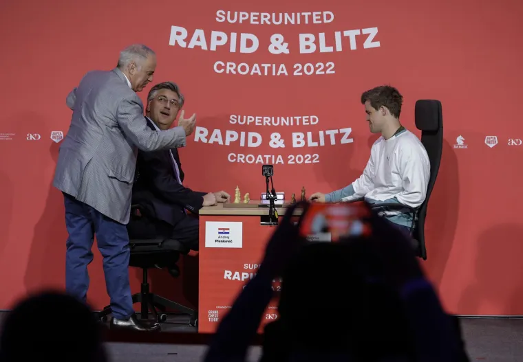 Plenković zaigrao šah protiv svjetskog prvaka Carlsena: Pogledajte kako je to izgledalo