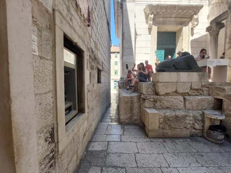 Ulica Pusti me proć i Jupiterov hram s bankomatom