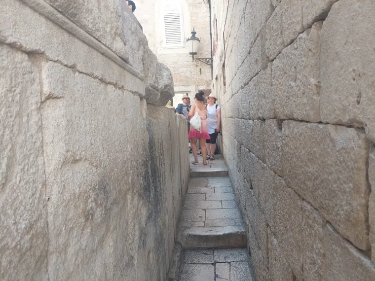 Ulica Pusti me proć i Jupiterov hram s bankomatom