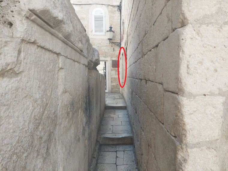 Ulica Pusti me proć i Jupiterov hram s bankomatom