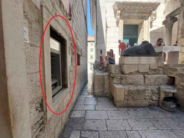 Ulica Pusti me proć i Jupiterov hram s bankomatom