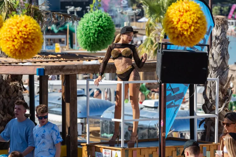 Na Zrću je gužva kao u mravinjaku, ali isklesanu guzu ove mlade dame naprosto se moralo uočiti i fotografirati