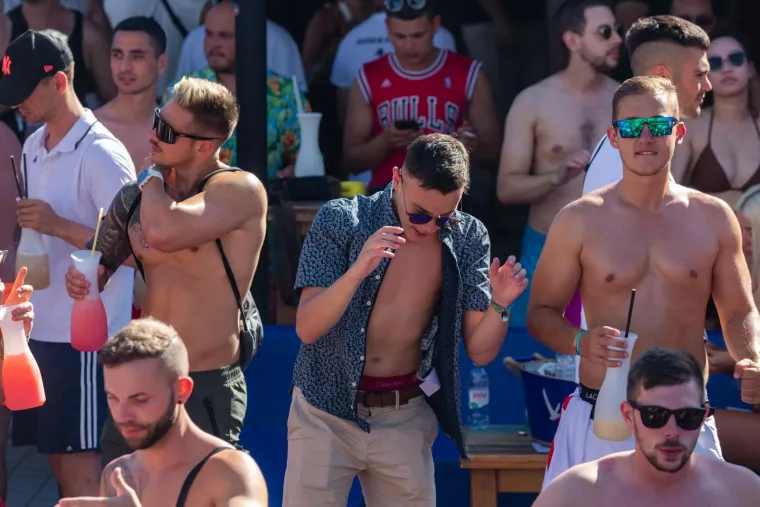 Na Zrću je gužva kao u mravinjaku, ali isklesanu guzu ove mlade dame naprosto se moralo uočiti i fotografirati