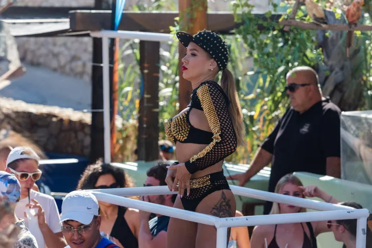 Na Zrću je gužva kao u mravinjaku, ali isklesanu guzu ove mlade dame naprosto se moralo uočiti i fotografirati