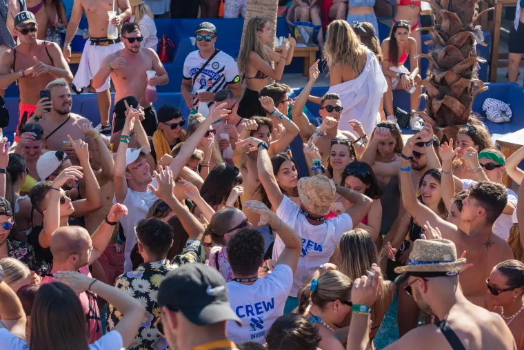 Na Zrću je gužva kao u mravinjaku, ali isklesanu guzu ove mlade dame naprosto se moralo uočiti i fotografirati