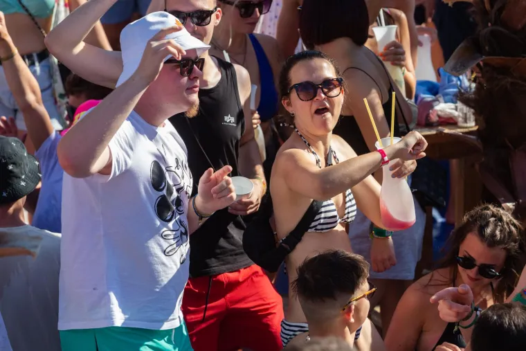 Na Zrću je gužva kao u mravinjaku, ali isklesanu guzu ove mlade dame naprosto se moralo uočiti i fotografirati