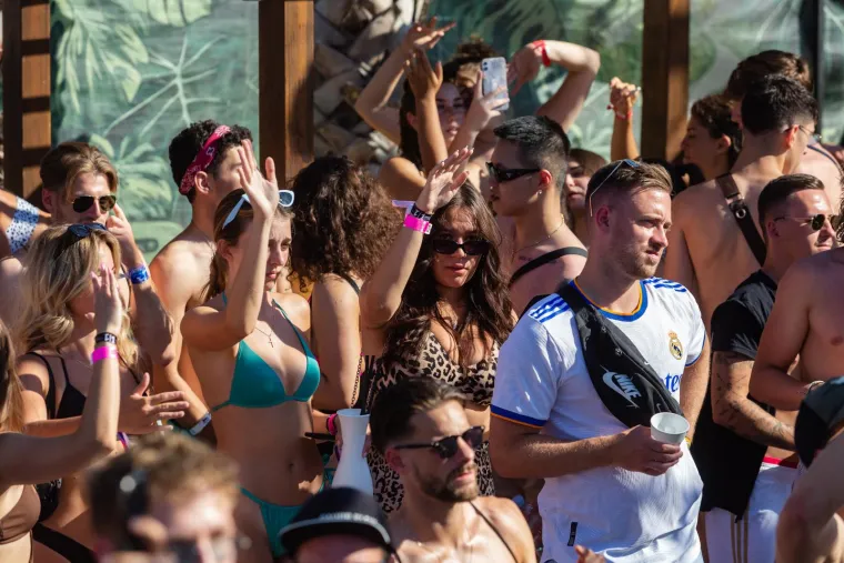 Na Zrću je gužva kao u mravinjaku, ali isklesanu guzu ove mlade dame naprosto se moralo uočiti i fotografirati