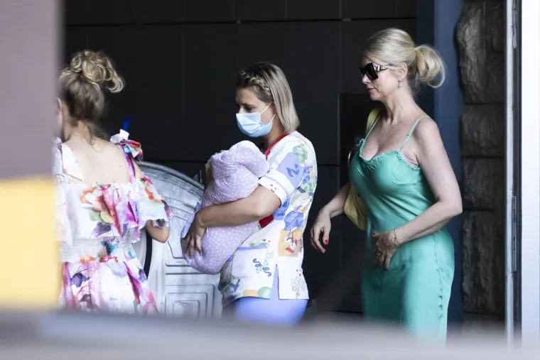 Hana Huljić Grašo izašla iz rodilišta: U pratnji mame Vjekoslave napustila bolnicu kroz garažu, Albu nosila medicinska sestra?