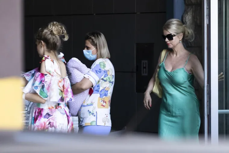 Hana Huljić Grašo izašla iz rodilišta: U pratnji mame Vjekoslave napustila bolnicu kroz garažu, Albu nosila medicinska sestra?