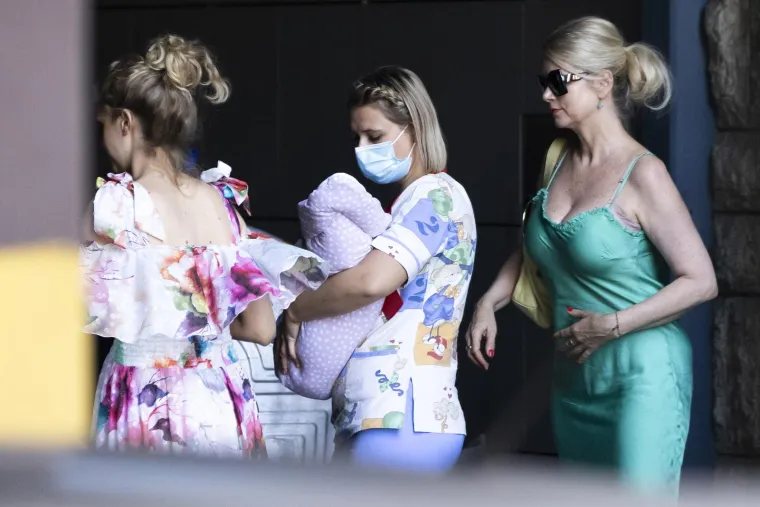 Hana Huljić Grašo izašla iz rodilišta: U pratnji mame Vjekoslave napustila bolnicu kroz garažu, Albu nosila medicinska sestra?