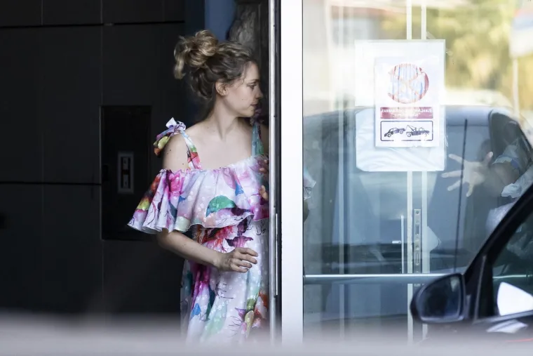 Hana Huljić Grašo izašla iz rodilišta: U pratnji mame Vjekoslave napustila bolnicu kroz garažu, Albu nosila medicinska sestra?