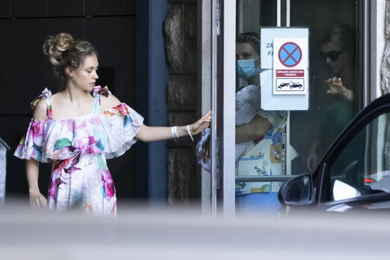 Hana Huljić Grašo izašla iz rodilišta: U pratnji mame Vjekoslave napustila bolnicu kroz garažu, Albu nosila medicinska sestra?