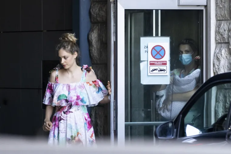Hana Huljić Grašo izašla iz rodilišta: U pratnji mame Vjekoslave napustila bolnicu kroz garažu, Albu nosila medicinska sestra?
