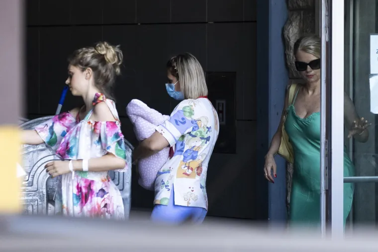 Hana Huljić Grašo izašla iz rodilišta: U pratnji mame Vjekoslave napustila bolnicu kroz garažu, Albu nosila medicinska sestra?