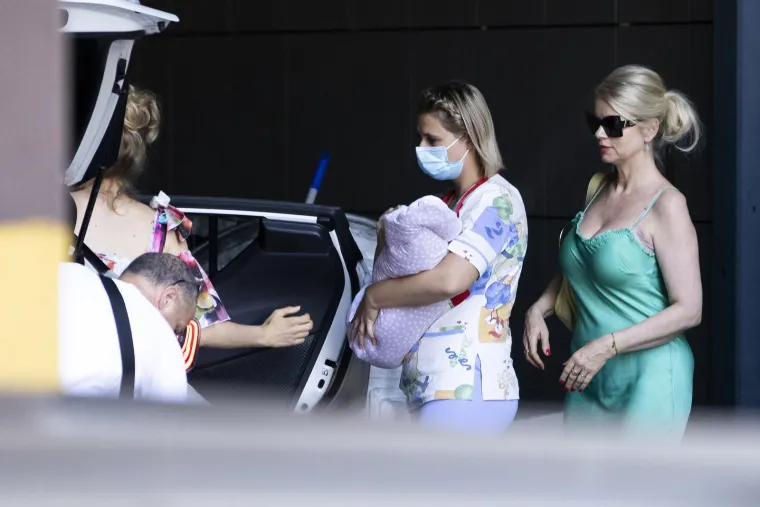 Hana Huljić Grašo izašla iz rodilišta: U pratnji mame Vjekoslave napustila bolnicu kroz garažu, Albu nosila medicinska sestra?