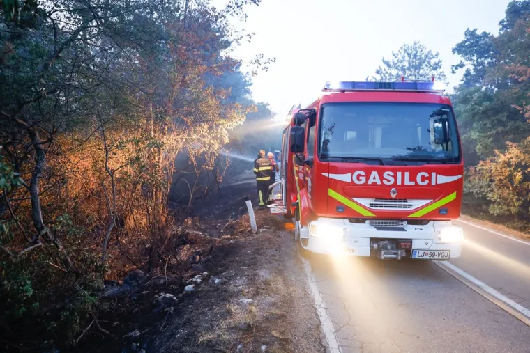 Pogledajte vatrenu stihiju koja divlja u Sloveniji, na terenu je 1000 vatrogasaca, dim se širi i Istrom