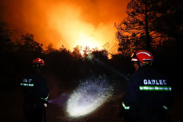 Pogledajte vatrenu stihiju koja divlja u Sloveniji, na terenu je 1000 vatrogasaca, dim se širi i Istrom