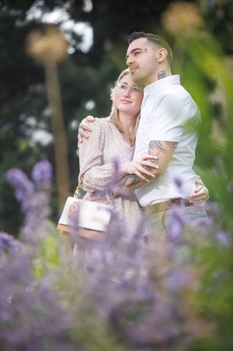 Ali zapanjujuće, tu nije stao. Sada je pod krov primio 19-godišnju Sofiju Rastorhjuevu i njezinog 18-godišnjeg dečka Ilju Tronejča, 18, koji spavaju s njima u stanu u britanskom Bradfordu.  Tony je prihvatio par nakon što je naišao na apel na Facebooku u kojem se govorilo kako su domaćini izbacili  iz kuće u kojoj su bili, izvijestio je Daily Mail.