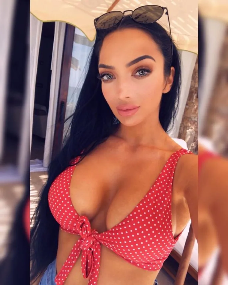 Posjedovanje stabla veza u mojoj TikTok biografiji dovelo je do trajnog zabranjivanja cijelog TikToka bez ikakvog upozorenja (imala sam 200.000 pratitelja na TikToku u to vrijeme i zarađivala sam na TikToku).  Ista se stvar dogodila s mojim Snapchatom, tako da mi je sveukupno dao vrlo gorak okus prema OnlyFans-u i osjećam da sam se uvalila preko glave a da zapravo nisam razumjela osudu i stigmu.&quot;