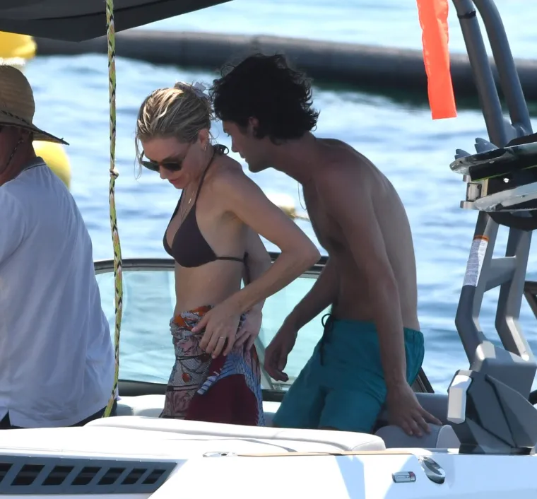 Glumica Sienna Miller uhvaćena kako na jahti uživa s mlađahnim modelom