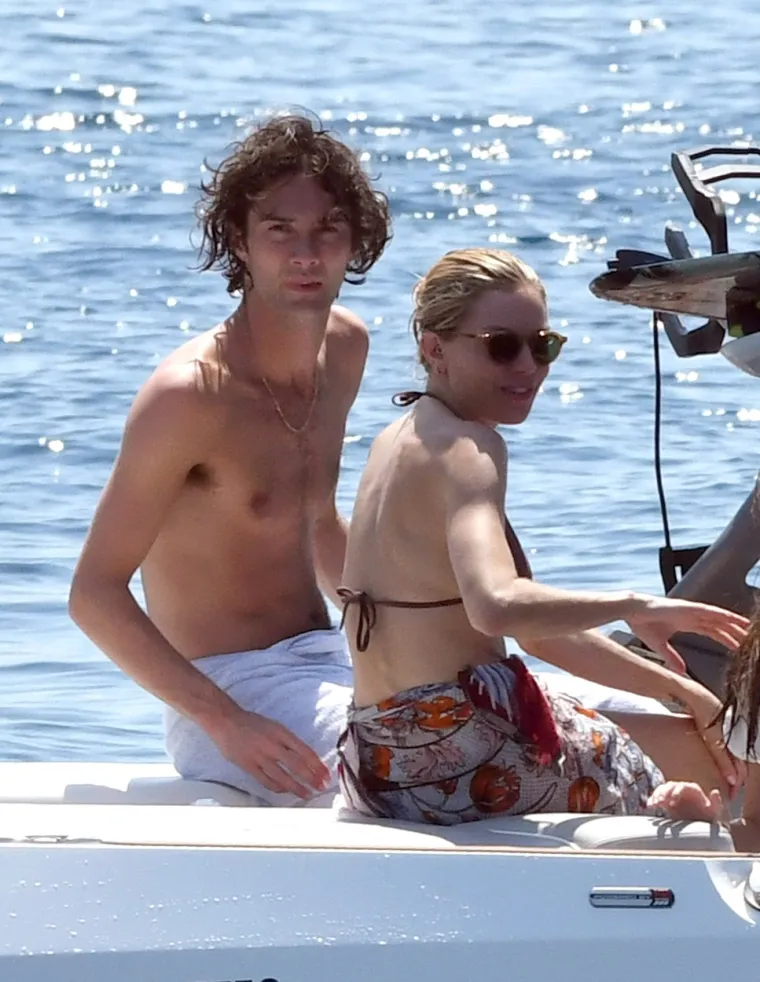 Glumica Sienna Miller uhvaćena kako na jahti uživa s mlađahnim modelom