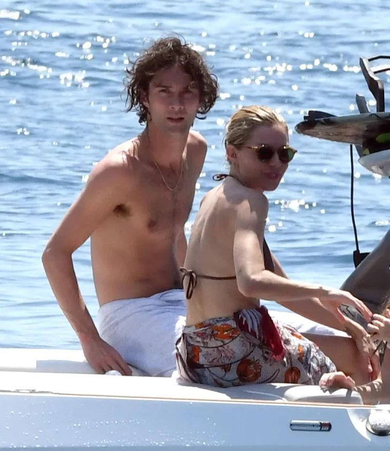 Glumica Sienna Miller uhvaćena kako na jahti uživa s mlađahnim modelom